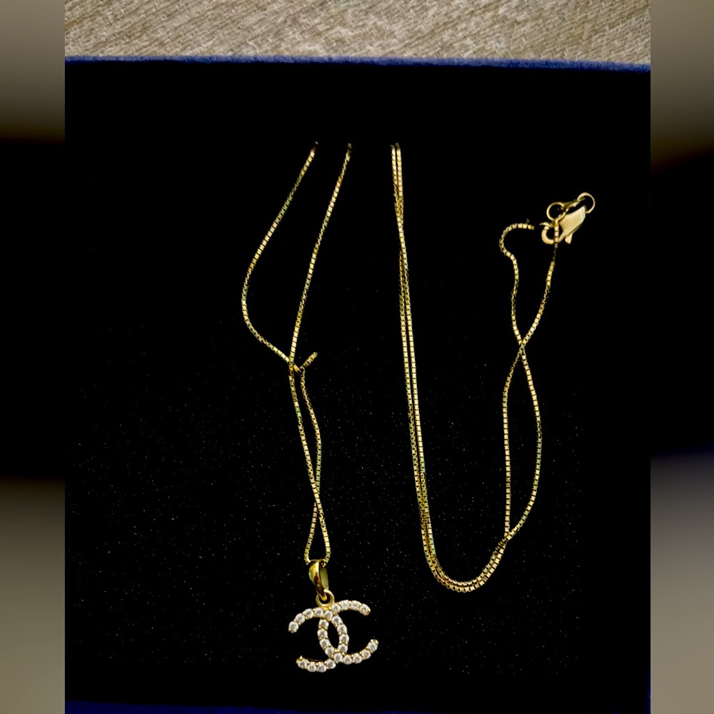 Gold necklace with Channel pendant!